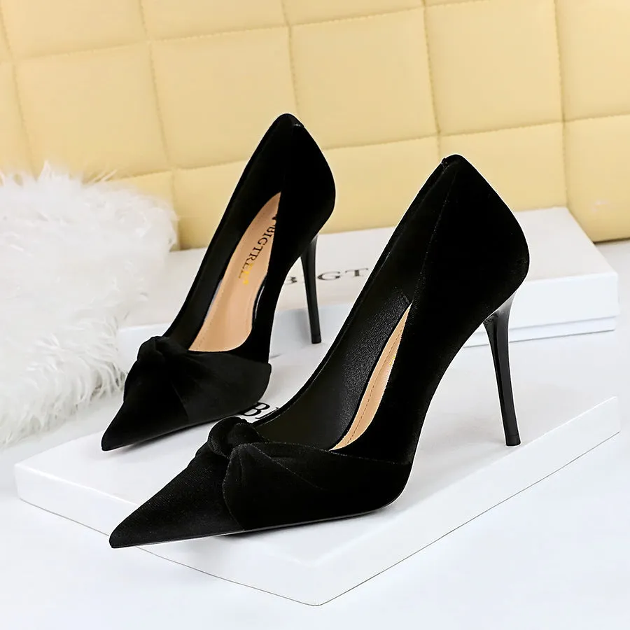 Delicate and Pointed Suede Butterfly Bow Single Shoes